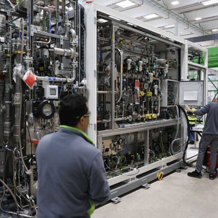 Trabajadores en su jornada laboral en la empresa Accelera by Cummins. Foto: Marcial // EFE.