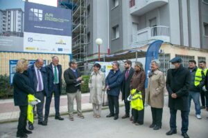 Visita a una promoción de viviendas en las que se ha realizado una rehabilitación energética.