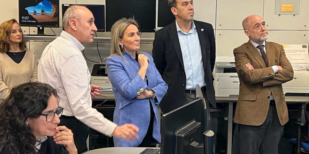 Antonio Yáñez (segundo por la derecha), junto a Milagros Tolón en la sede de la CHT.