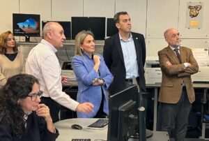 Antonio Yáñez (segundo por la derecha), junto a Milagros Tolón en la sede de la CHT.