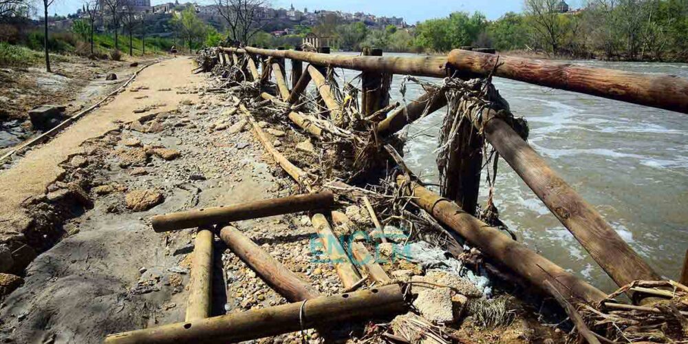 Destrozos en la senda ecológica tras la crecida del Tajo