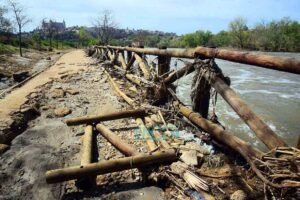 Destrozos en la senda ecológica tras la crecida del Tajo