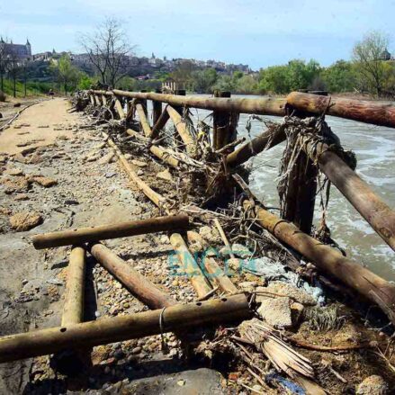 Destrozos en la senda ecológica tras la crecida del Tajo