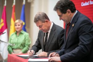 Emiliano García-Page firma un protocolo de colaboración con la Diputación provincial para el desarrollo de la Feria Nacional del Vino