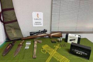 Arma, munición y otros útiles incautados por la Guardia Civil