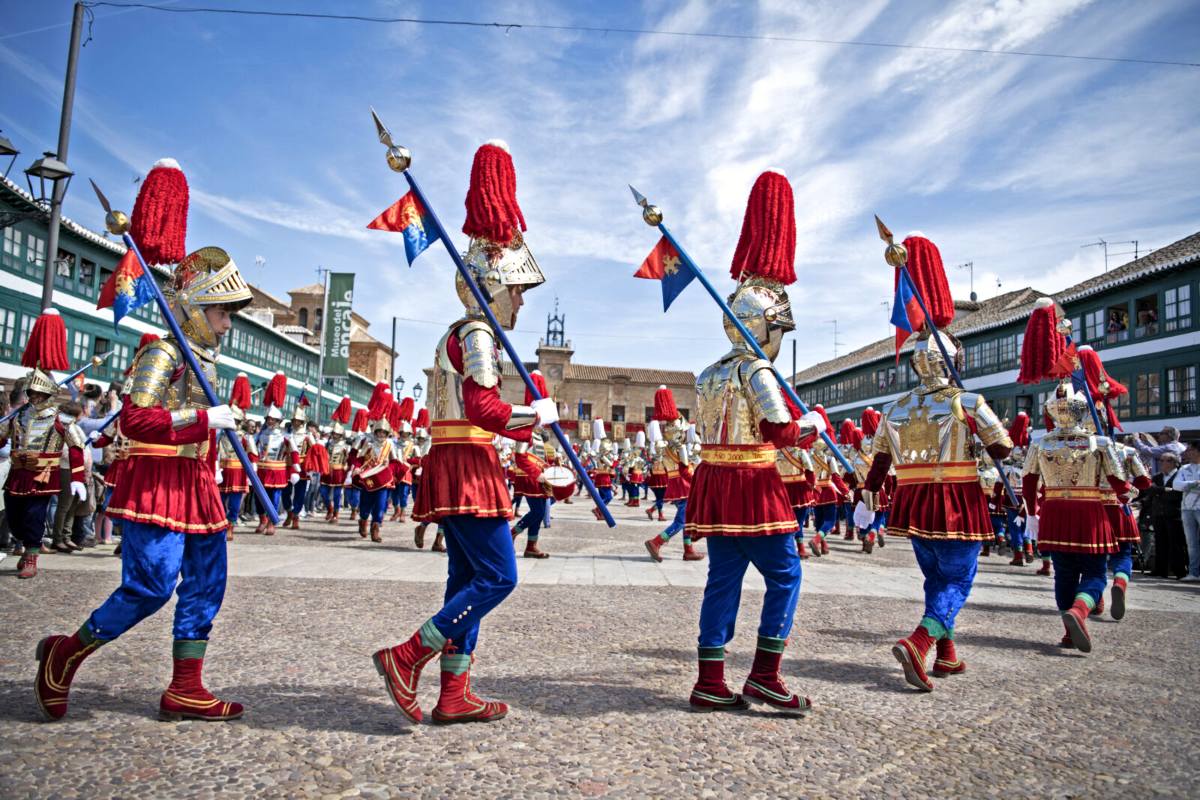 Armaos desfilando por la Plaza Mayor de Almagro