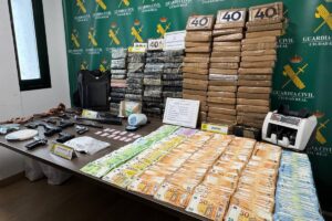 Droga, armas y dinero incautado por la Guardia Civil