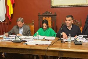 El alcalde de Almagro, Francisco Javier Núñez (d), junto a Genaro Galán (i) en un pleno