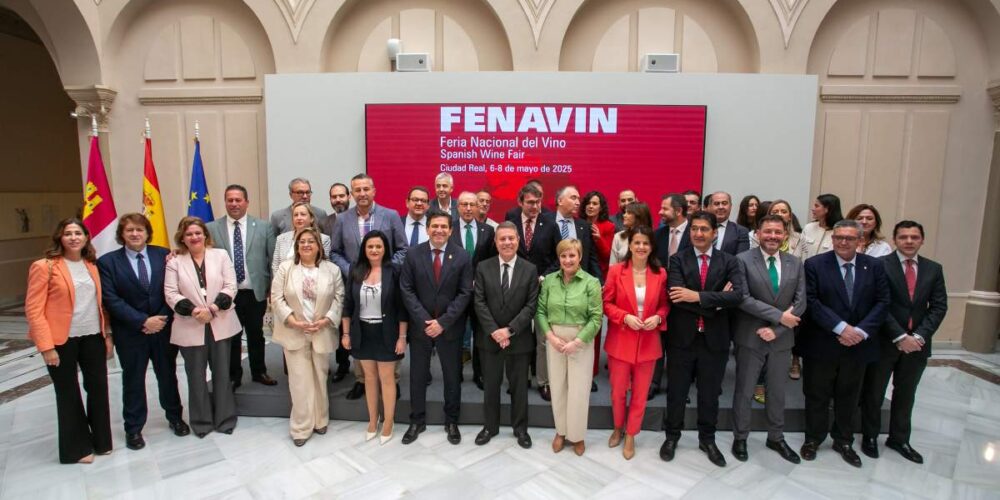 Foto de familia tras la firma del protocolo de colaboración entre la Junta y la Diputación para el desarrollo de Fenavin