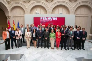 Foto de familia tras la firma del protocolo de colaboración entre la Junta y la Diputación para el desarrollo de Fenavin