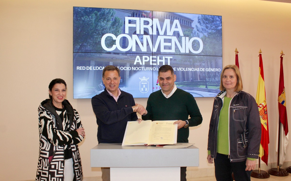 Firma del convenio entre el Ayuntamiento de Albacete y la APEHT contra la violencia machista en el ocio nocturno