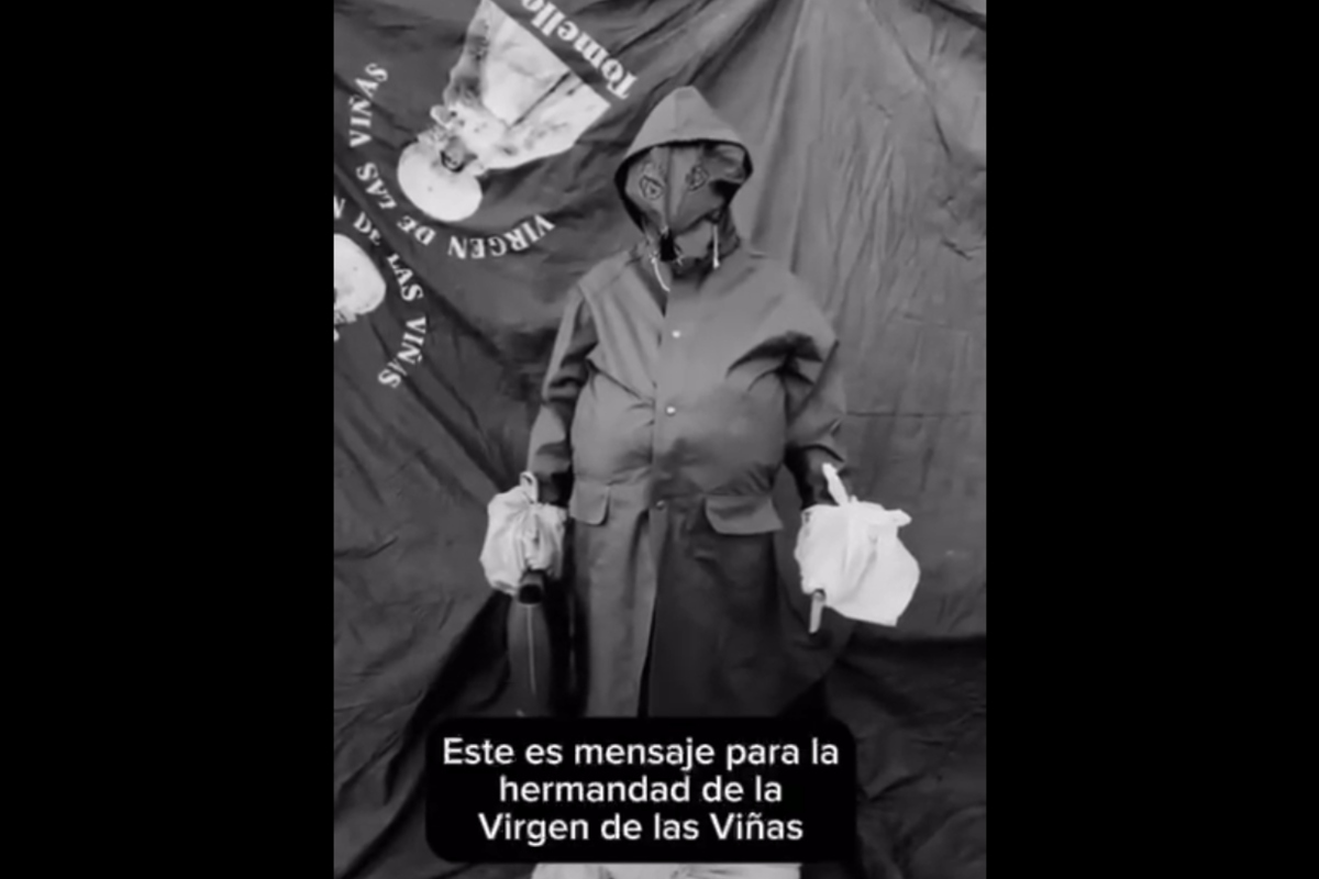 Fragmento del vídeo en el que el individuo amenaza con prender fuego el pañuelo si no se entrega a la juventud cinco bidones de calimocho