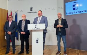 El consejero de Agricultura, Ganadería y Desarrollo Rural, Julián Martínez Lizán, informa de los resultados de la convocatoria vinculada a la maquinaria agrícola