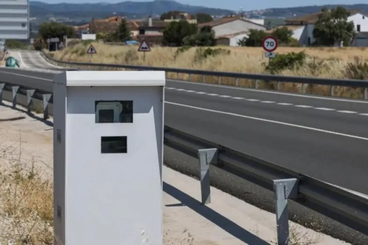 Imagen de archivo de un radar en una carretera española