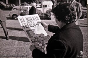 Imagen de una fotografía de Herrera Piña tras la muerte de Franco