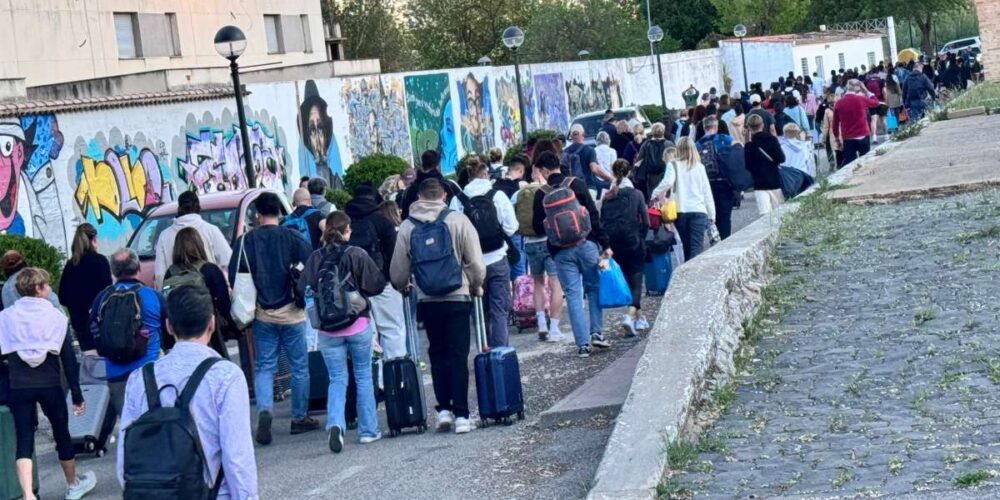 Viajeros liberados de un tren que se quedó parado en Malagón (Ciudad Real) por el apagón eléctrico