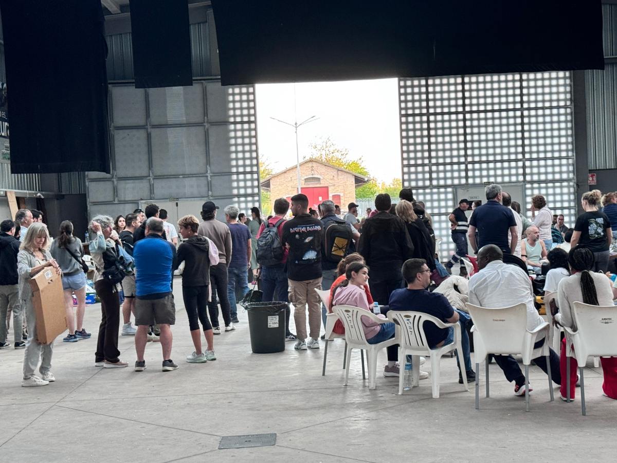 Los viajeros tras ser liberados del tren y en dirección al pabellón polideportivo