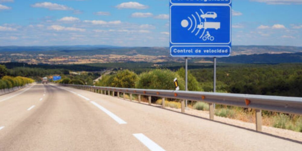 Aviso de radar en autopista española. Imagen de archivo