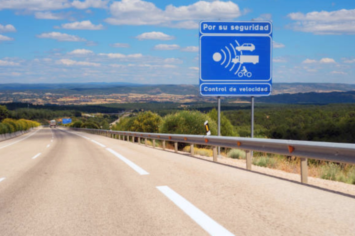 Aviso de radar en autopista española. Imagen de archivo