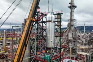 Trabajos en la planta de Repsol Puertollano