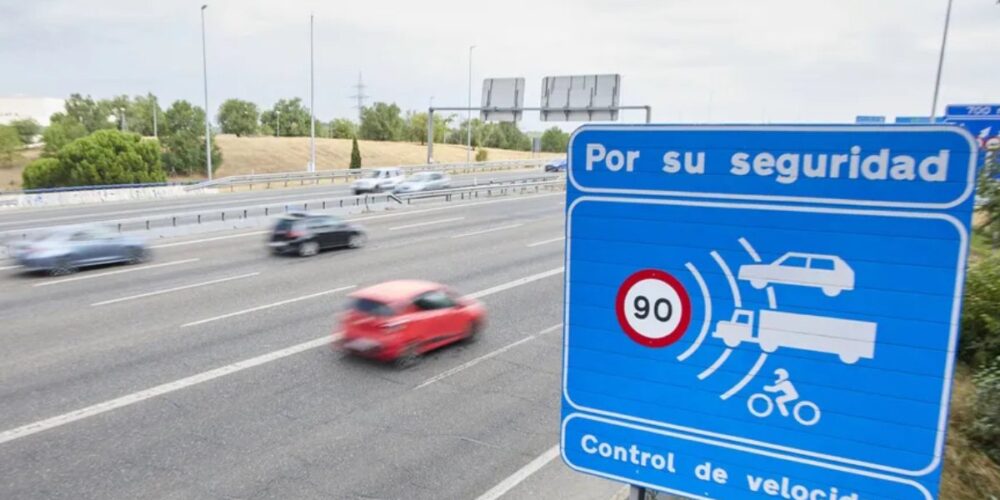 Un cartel indica un radar de prohibición de circular a más de 90 kilómetros por hora en una autovía