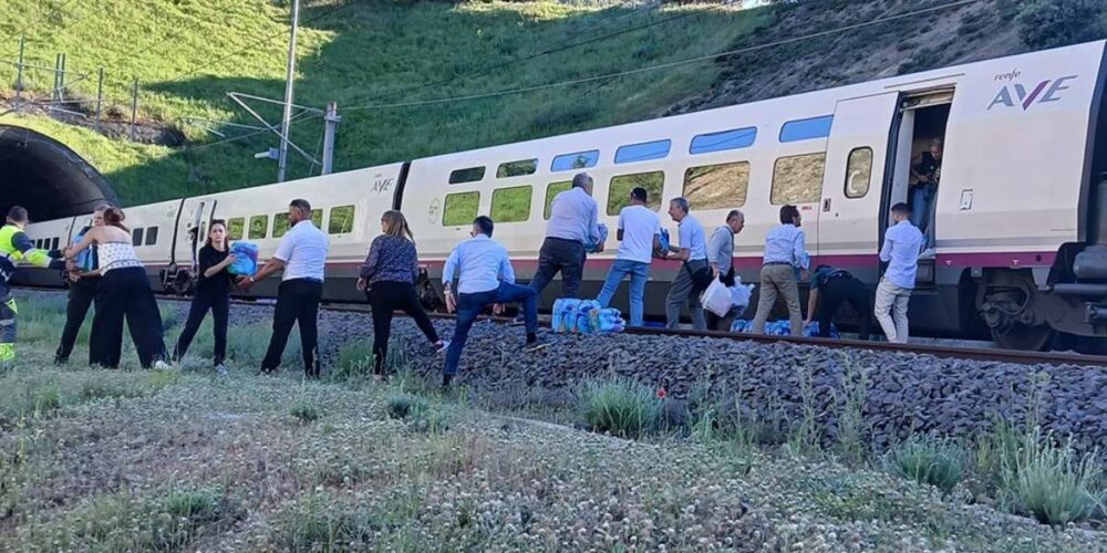 Vecinos de Brazatortas ayudan a pasajeros de tren afectados por el apagón