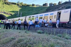 Vecinos de Brazatortas ayudan a pasajeros de tren afectados por el apagón