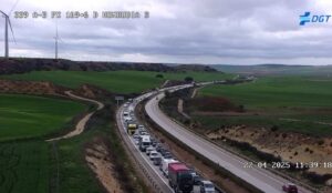 Cola de vehículos en la A-3 por el accidente de tráfico.