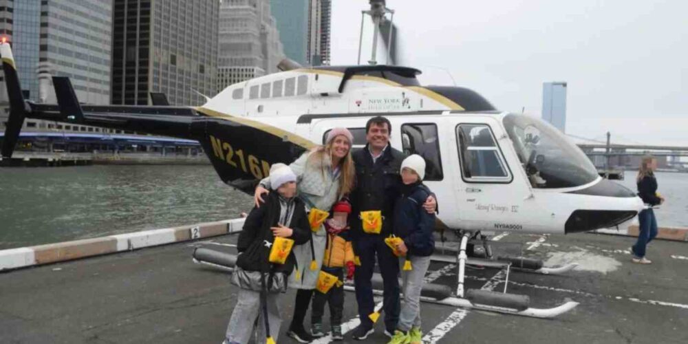 Agustín Escobar y su familia antes de montar en el helicóptero en el que han perdido la vida.