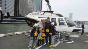 Agustín Escobar y su familia antes de montar en el helicóptero en el que han perdido la vida.