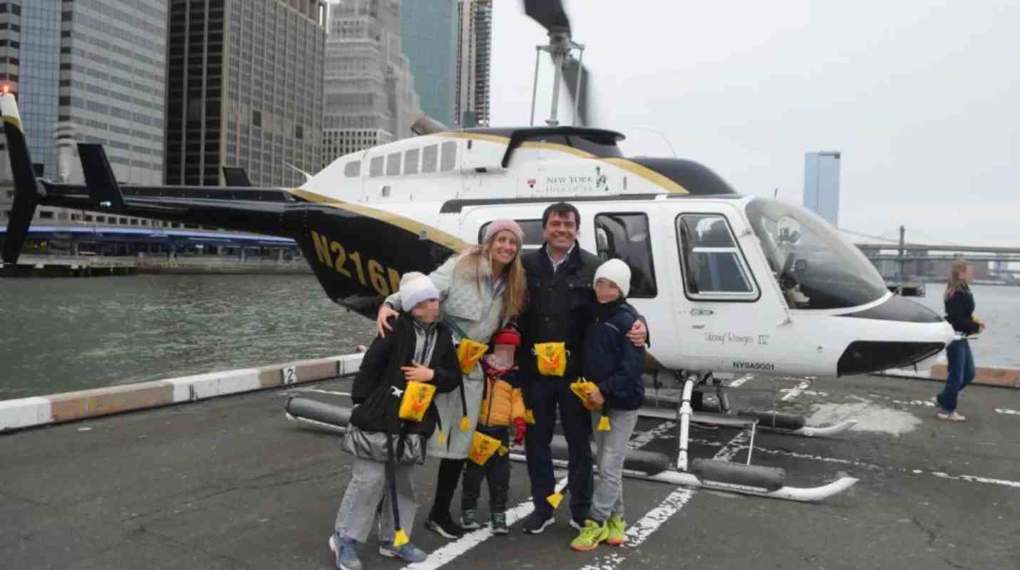 Agustín Escobar y su familia antes de montar en el helicóptero en el que han perdido la vida.