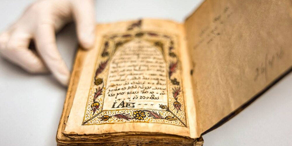 El Museo Sefardí atesora un fondo bibliográfico de más de 20.000 piezas, la más antigua una gramática hebrea de 1526, según han mostrado a EFE, con motivo del Día del Libro, los bibliotecarios del museo. EFE/Ismael Herrero