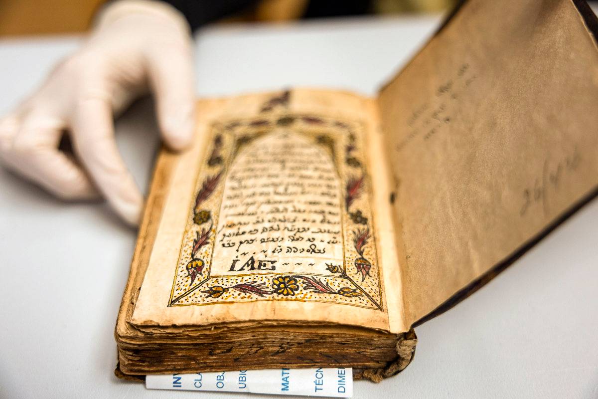 El Museo Sefardí atesora un fondo bibliográfico de más de 20.000 piezas, la más antigua una gramática hebrea de 1526, según han mostrado a EFE, con motivo del Día del Libro, los bibliotecarios del museo. EFE/Ismael Herrero