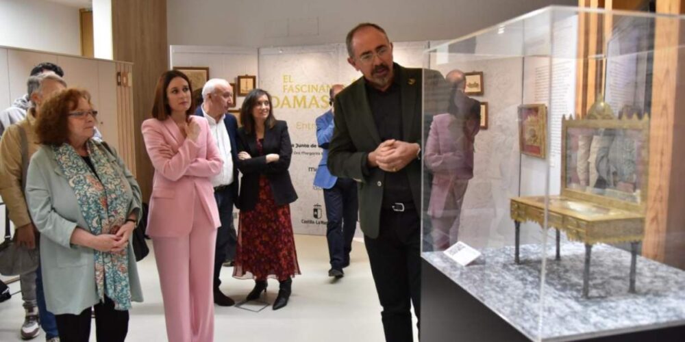 Ana Isabel Fernández asistió a la primera exposición del Centro Regional de Promoción de la Artesanía Mezquita de Tornerías.