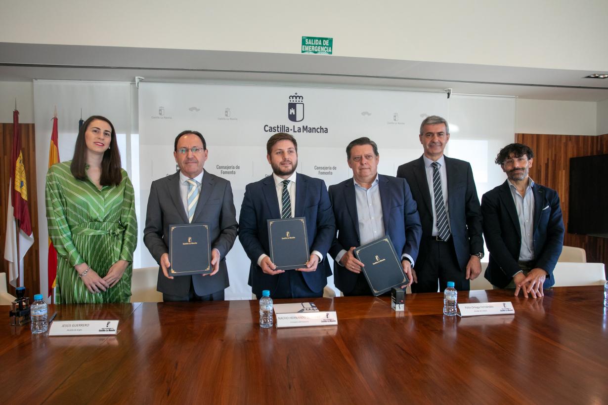 Foto de familia de la firma del Astra que afecta a Argés y Cobisa.