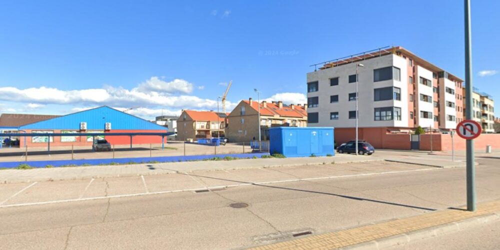El hombre ha sido atropellado en la avenida de los Artesanos de Talavera, a la altura del supermercado Merkocash. Foto: Google Maps