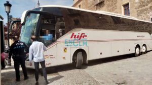 Autobús de turistas atascado en el casco de Toledo. Foto: Rebeca Arango.