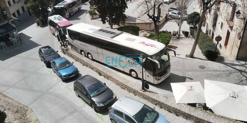 Autobús de turistas atascado en el casco de Toledo. Foto: Rebeca Arango.