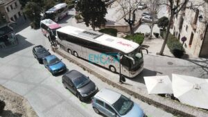 Autobús de turistas atascado en el casco de Toledo. Foto: Rebeca Arango.