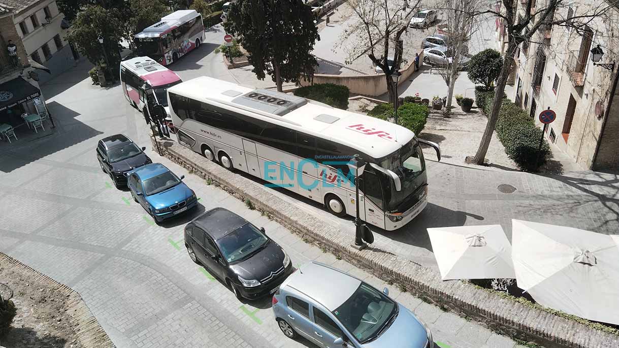 Autobús de turistas atascado en el casco de Toledo. Foto: Rebeca Arango.
