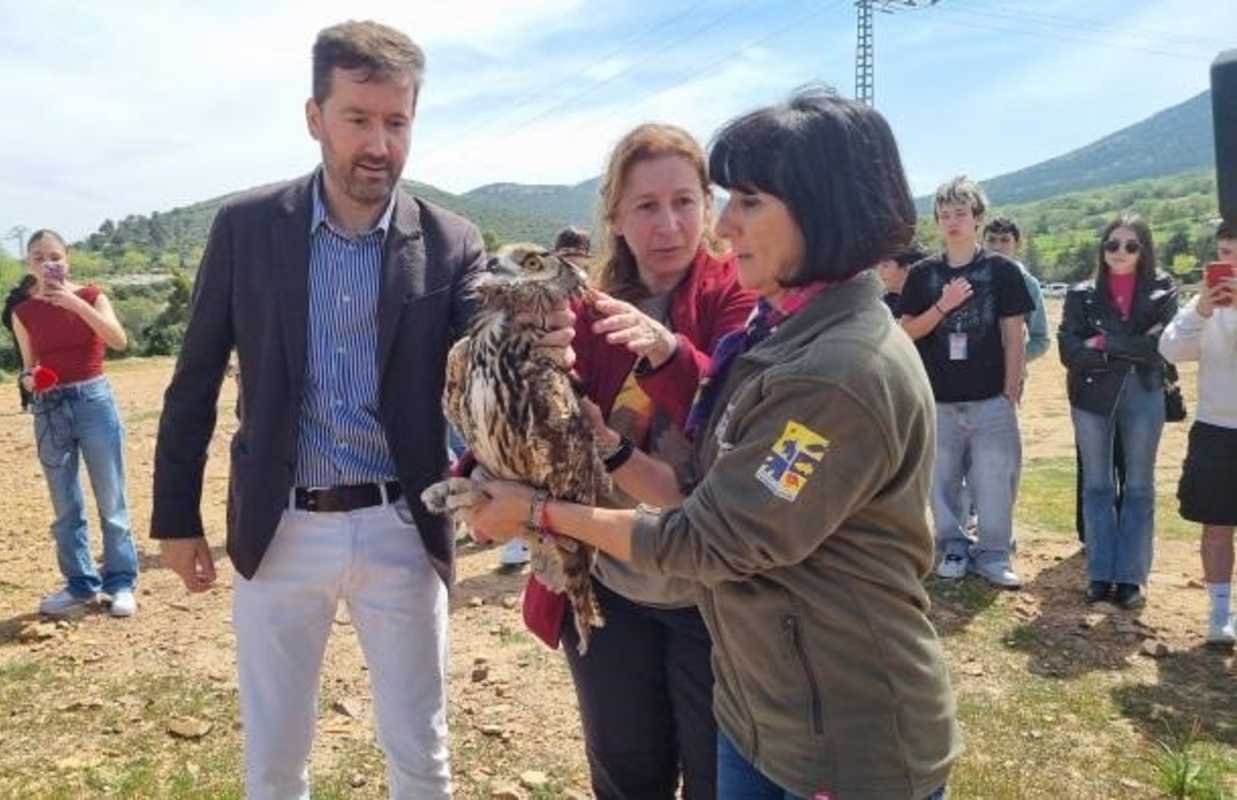 Momento de la suelta de una de las aves en el CERI de Sevilleja.