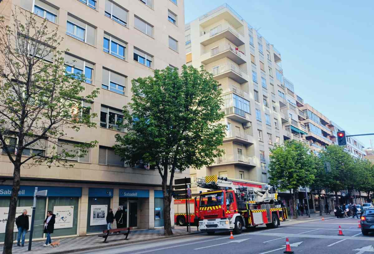 Imagen de los Bomberos en la calle Dalmacio García Izcara, donde se ha producido el incendio.