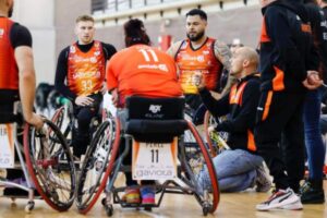 Abraham Carrión, dando instrucciones a sus jugadores. Foto: BSR Amiab Albacete.