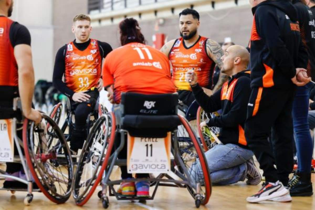 Abraham Carrión, dando instrucciones a sus jugadores. Foto: BSR Amiab Albacete.
