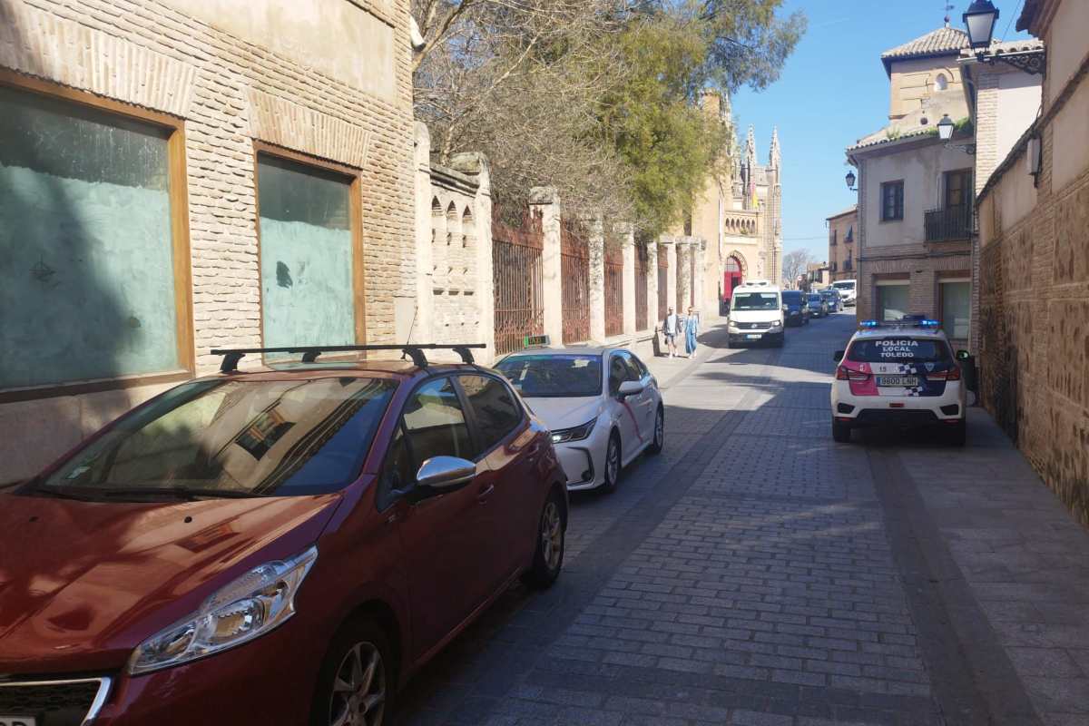 El bus se ha quedado atascado en la zona de Santa María la Blanca, en Toledo. Foto: ENCLM