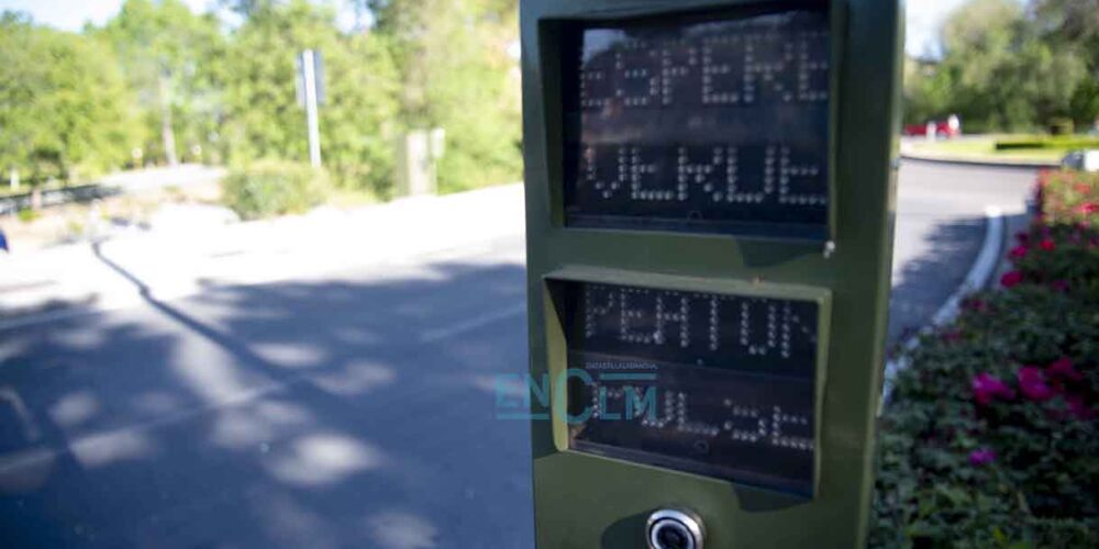 Imagen de un semáforo sin suministro eléctrico - Foto: Rebeca Arango