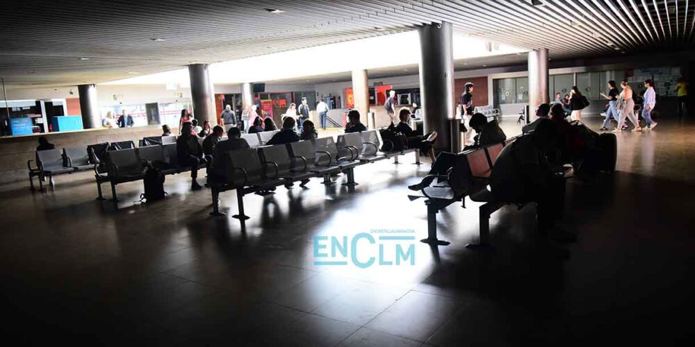 Estación de autobús de Toledo durante el apagón eléctrico.. Foto: Rebeca Arango.