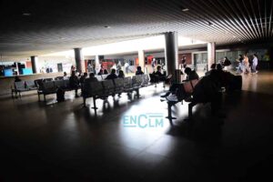 Estación de autobús de Toledo durante el apagón eléctrico.. Foto: Rebeca Arango.