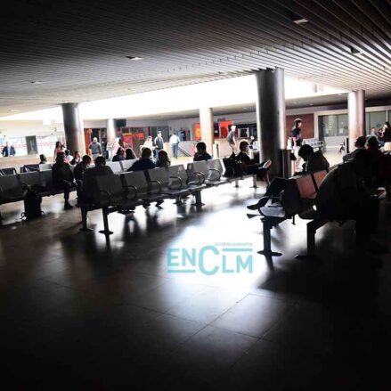 Estación de autobús de Toledo durante el apagón eléctrico.. Foto: Rebeca Arango.