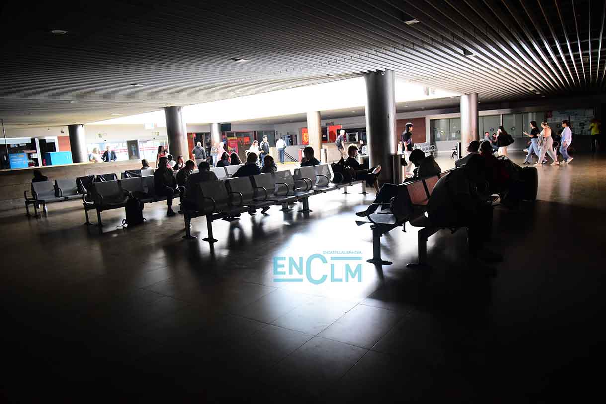 Estación de autobús de Toledo durante el apagón eléctrico.. Foto: Rebeca Arango.
